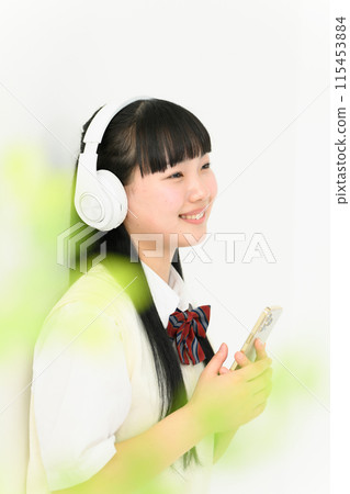 高中女孩聽音樂耳機 115453884