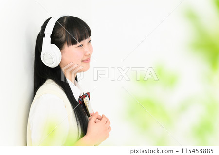 高中女孩聽音樂耳機 115453885