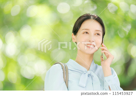 微笑以新鮮綠色的女商人 115453927