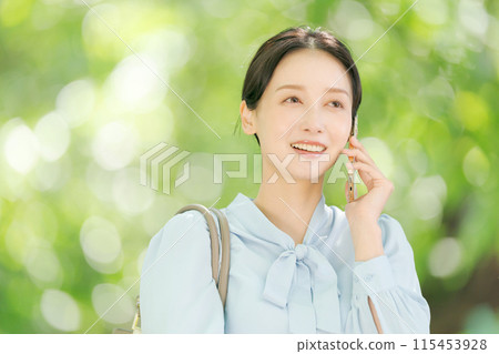 微笑以新鮮綠色的女商人 115453928