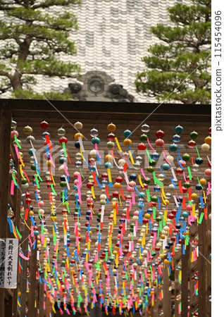 Many wind chimes swaying in the early summer breeze 115454096