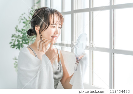 Asian women who have trouble looking at their teeth in the mirror (cavities, teeth alignment, periodontal disease) 115454453