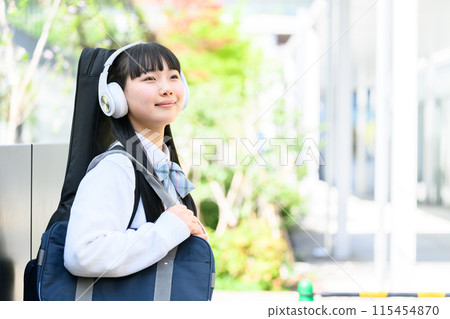 High school girl carrying guitar, smartphone 115454870
