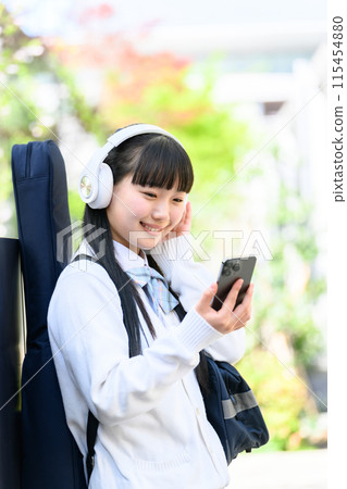 背著吉他的高中女孩，智慧型手機 115454880