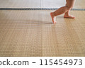 Child's feet on a tatami mat 115454973