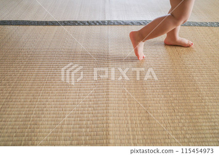 孩子的腳踩在榻榻米上 115454973