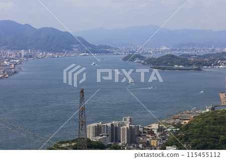 從日野山公園看到的關門海峽中航行的船隻 115455112