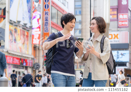 在東京旅遊的外國遊客夫婦（入境） 115455182