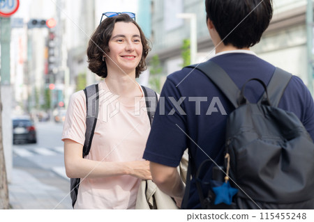在東京旅遊的外國遊客夫婦（入境） 115455248