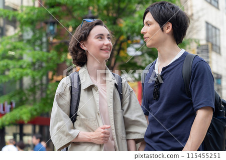 在東京旅遊的外國遊客夫婦（入境） 115455251