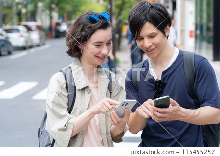 在東京旅遊的外國遊客夫婦（入境） 115455257