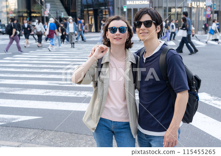 在東京旅遊的外國遊客夫婦（入境） 115455265