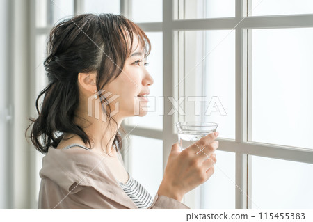 Asian woman drinking water (hydration, waking up, mineral water) 115455383