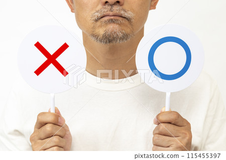留著鬍子的男人,帶有圓形十字板,白色背景 留著鬍子的男人,帶有圓形十字板,白色背景 115455397