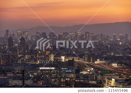 從大阪平岡公園看到的大阪平原，日落到夜景 115455496