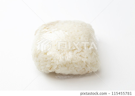 白色背景中的冷米飯 115455781