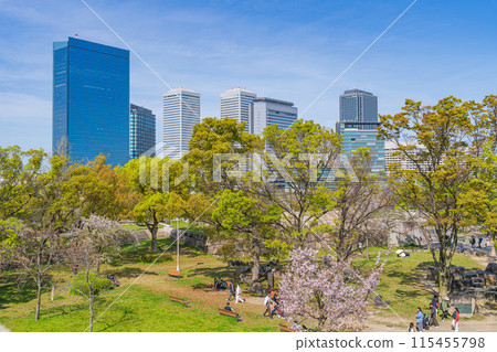 [櫻花]春天從大阪城公園可見的OBP建築 115455798