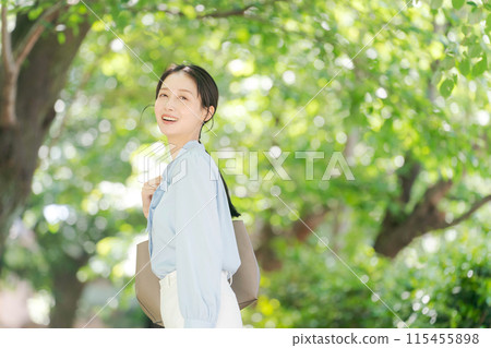 走在新綠色的女商人 115455898