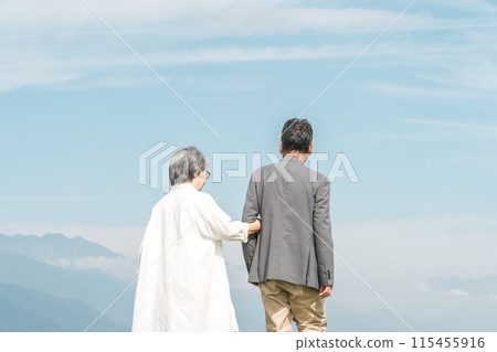 邊走邊談公園旅遊目的地的老年夫婦（老年男女） 115455916