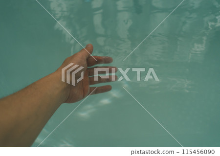 檢查浴缸中的水位 115456090