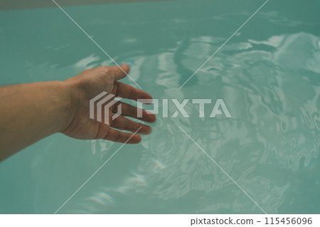 檢查浴缸中的水位 115456096