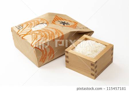 白色背景上的白飯 115457181