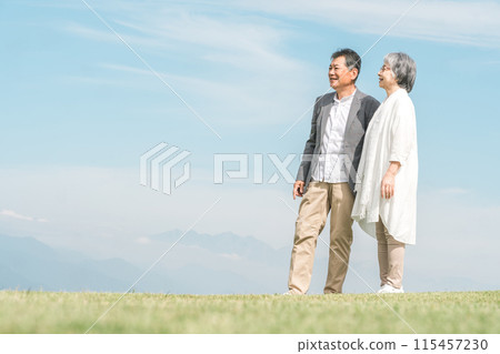 邊走邊談公園旅遊目的地的老年夫婦（老年男女） 115457230