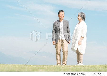 邊走邊談公園旅遊目的地的老年夫婦(老年男女) 邊走邊談公園旅遊目的地的老年夫婦(老年男女) 115457233