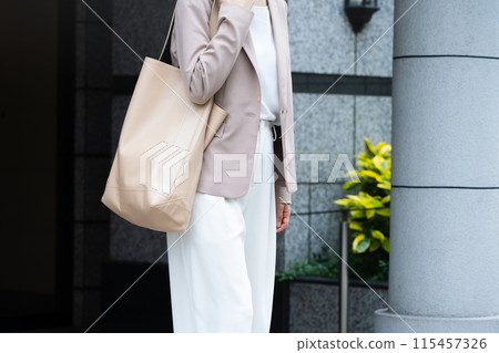 穿著休閒西裝的年輕女性,商業形象 穿著休閒西裝的年輕女性,商業形象 115457326