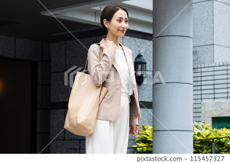 穿著休閒西裝的年輕女性，商業形象 115457327