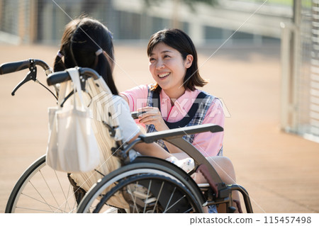 坐輪椅的兒童、提供照顧和幫助的照顧者和護士、上半身、家庭幫手和日間服務 115457498