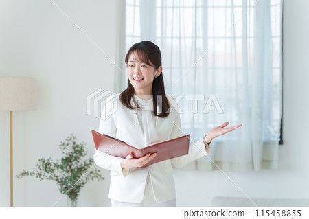 Real estate salesman who guides the house (introspection, preview, condominium, apartment, businessman) Real estate salesman who guides the house (introspection, preview, condominium, apartment, businessman) 115458855
