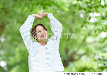 舒展以新綠色的婦女 115459065