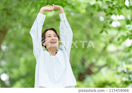 舒展以新綠色的婦女 115459066