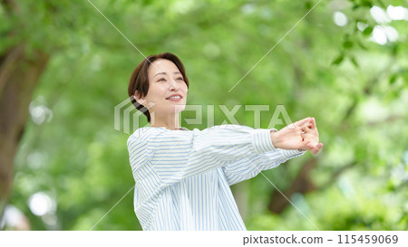 舒展以新綠色的婦女 115459069