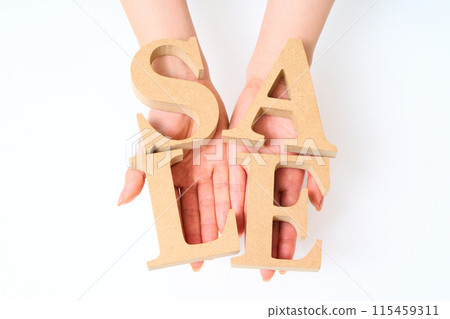 字母木塊排列著“SALE” 字母木塊排列著“SALE” 115459311