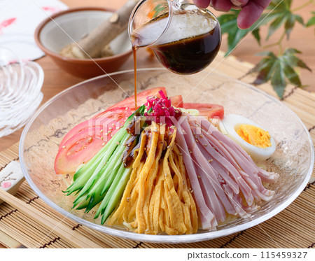 夏季菜餚：Hiyashi chuka，裝在涼爽的透明盤子裡。 115459327