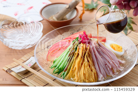 夏季菜餚：Hiyashi chuka，裝在涼爽的透明盤子裡。 115459329