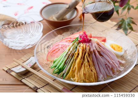 夏季菜餚：Hiyashi chuka，裝在涼爽的透明盤子裡。 115459330