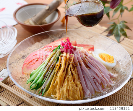 夏季菜餚：Hiyashi chuka，裝在涼爽的透明盤子裡。 115459331