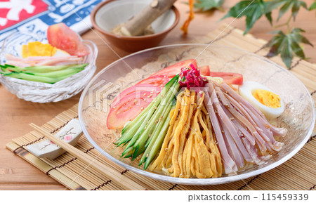 夏季菜餚:Hiyashi chuka,裝在涼爽的透明盤子裡。 夏季菜餚:Hiyashi chuka,裝在涼爽的透明盤子裡。 115459339