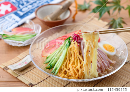 夏季菜餚：Hiyashi chuka，裝在涼爽的透明盤子裡。 115459355