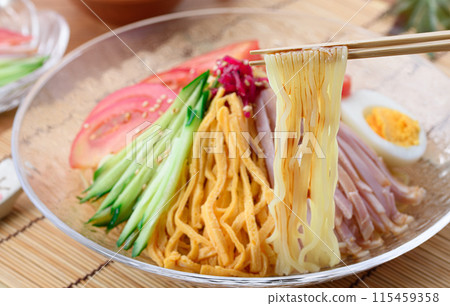 夏季菜餚:Hiyashi chuka,裝在涼爽的透明盤子裡。 夏季菜餚:Hiyashi chuka,裝在涼爽的透明盤子裡。 115459358