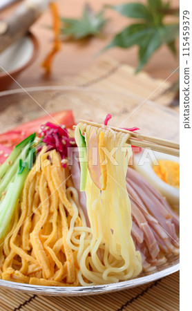 夏季菜餚:Hiyashi chuka,裝在涼爽的透明盤子裡。 夏季菜餚:Hiyashi chuka,裝在涼爽的透明盤子裡。 115459379