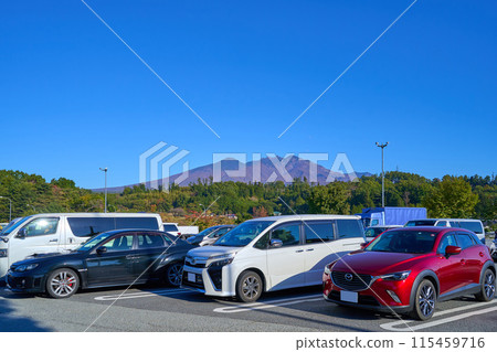 View of the Yatsugatake mountain range to the north over a parked car from Yatsugatake PA (outbound) in Hokuto City, Yamanashi Prefecture 115459716