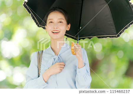 拿著遮陽傘的微笑的女人 拿著遮陽傘的微笑的女人 115460237