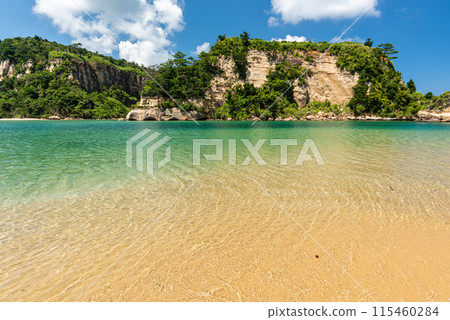 Crystal clear turquoise waters, mountain and blue sky. Iriomote Island. 115460284