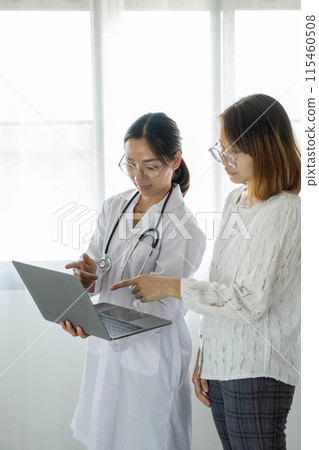 Female doctors who treat patients make an appointment to listen to the results after a physical examination and explain medical information and diagnose the disease. Medical concepts and good health Female doctors who treat patients make an appointment to listen to the results after a physical examination and explain medical information and diagnose the disease. Medical concepts and good health 115460508