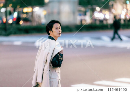 Businessman walking in the office town 115461490