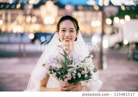 Tokyo Station at night and the bride 115461517